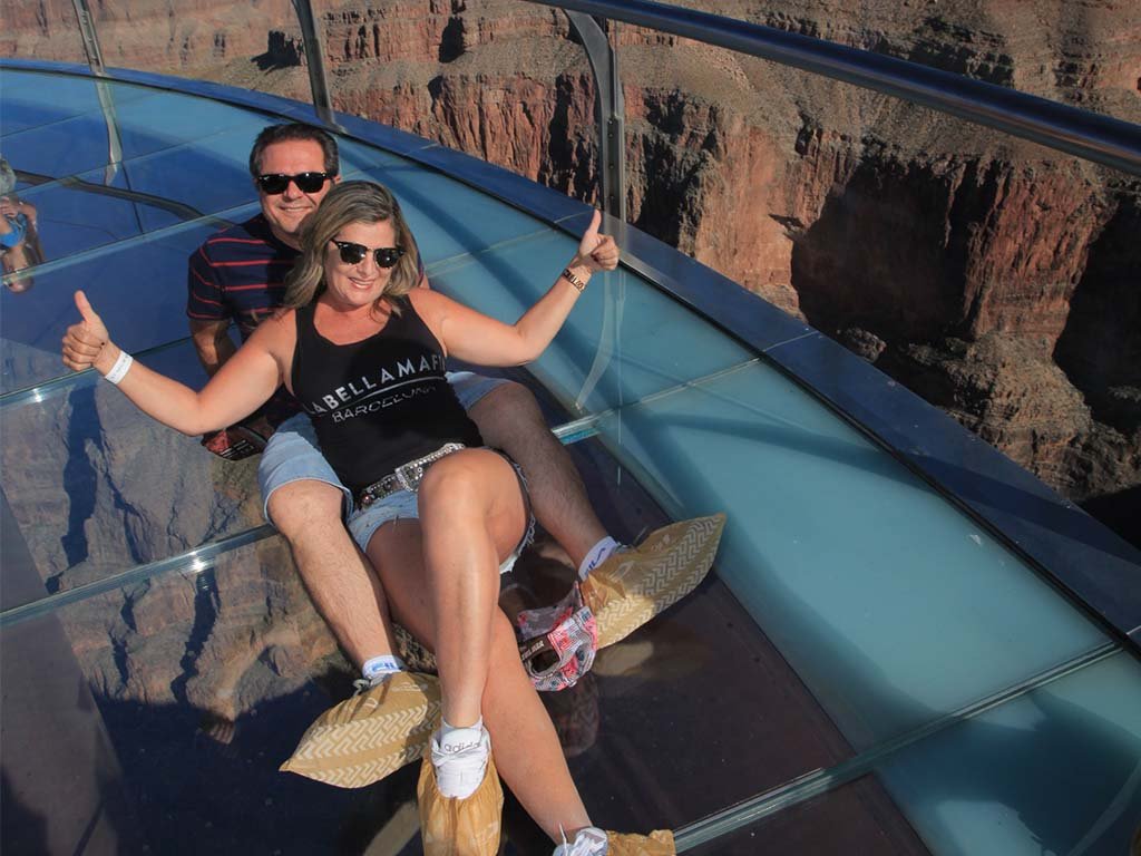 Casal sentado na Skywalk