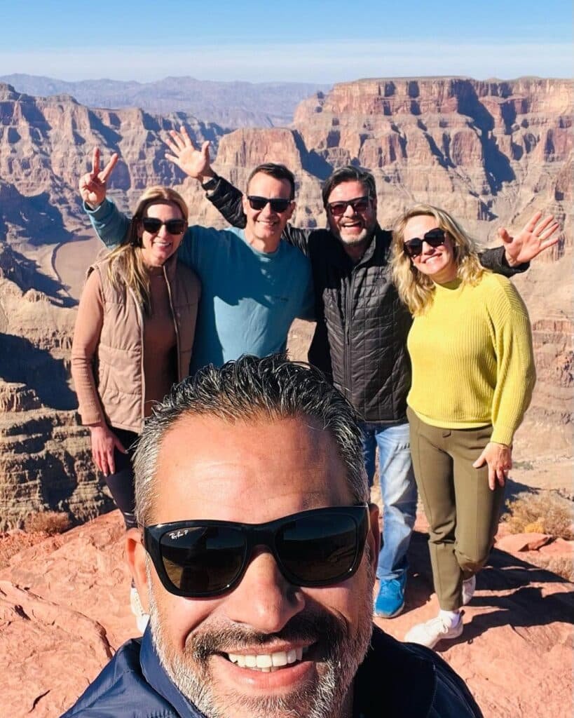 Grupo de pessoas passeando no Grand canyon