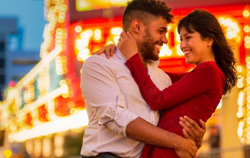 Casal abraçado em Las Vegas