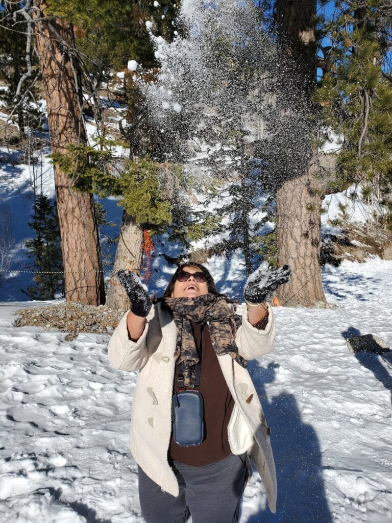 Mulher brincando com a neve
