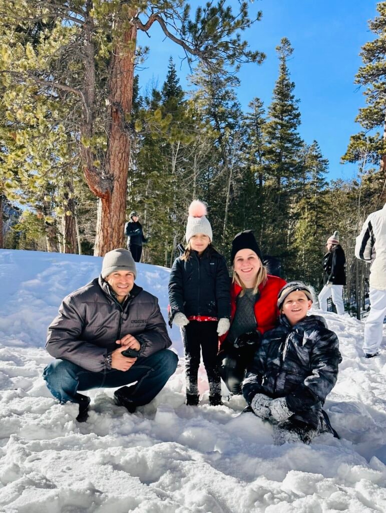 Família brincando na neve